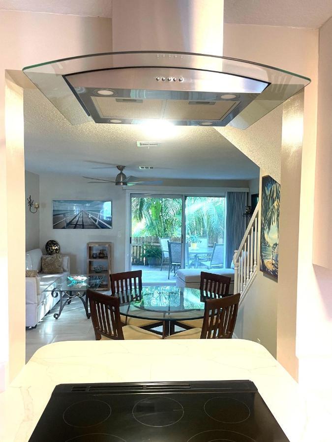 Coastal Townhome In Jupiter 1 Mile To Beach! Exterior photo